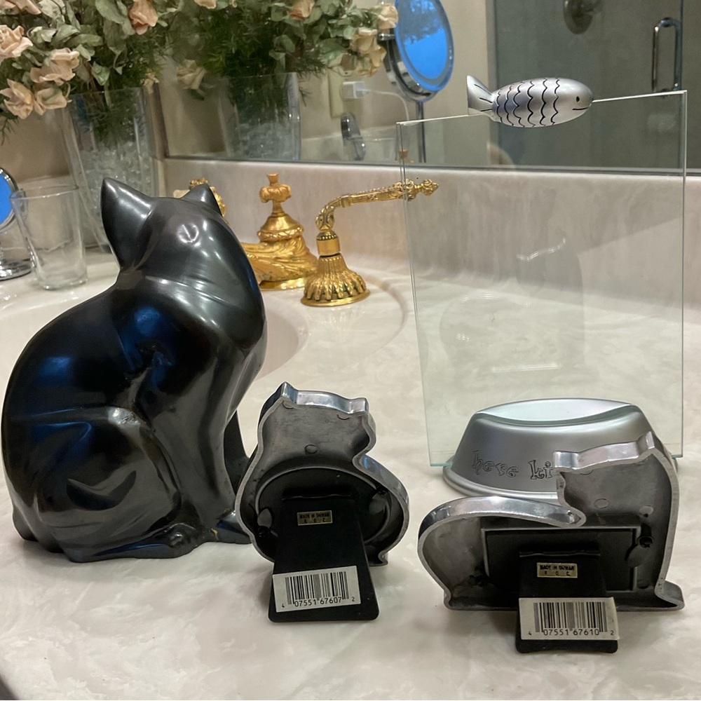Cat Decor Lot of 4 items, 2 silver and 1 glass photo frames, one black statue - Picture 6 of 11